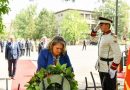Владина делегација положи цвеќе во спомен на загинатите армиски припадници кај Љуботенски бачила
