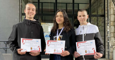 Охриѓаните Бобан Кочески, Јорданчо Тупаноски и Нина Стевоска, учесници на Државниот натпревар по роботика