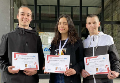 Охриѓаните Бобан Кочески, Јорданчо Тупаноски и Нина Стевоска, учесници на Државниот натпревар по роботика